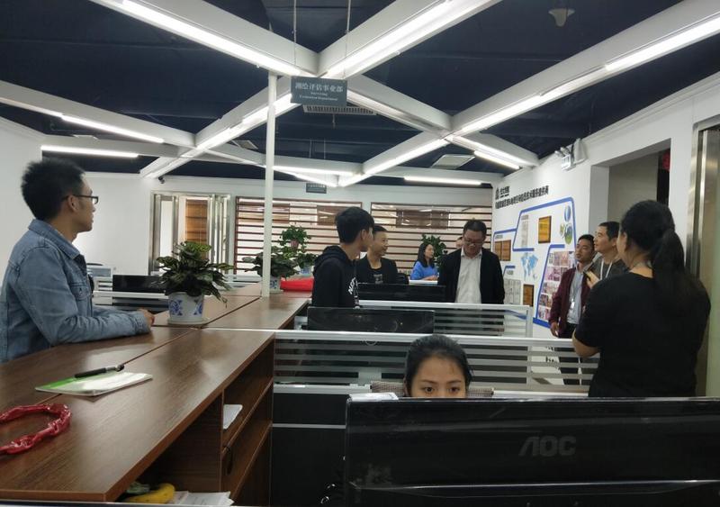 02 罗光杰了解金年会官网往届毕业生与实习生工作情况.jpg