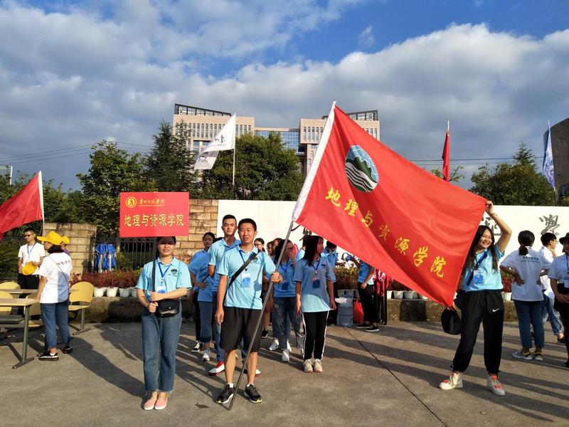 3 学校门口的迎新队伍.jpg