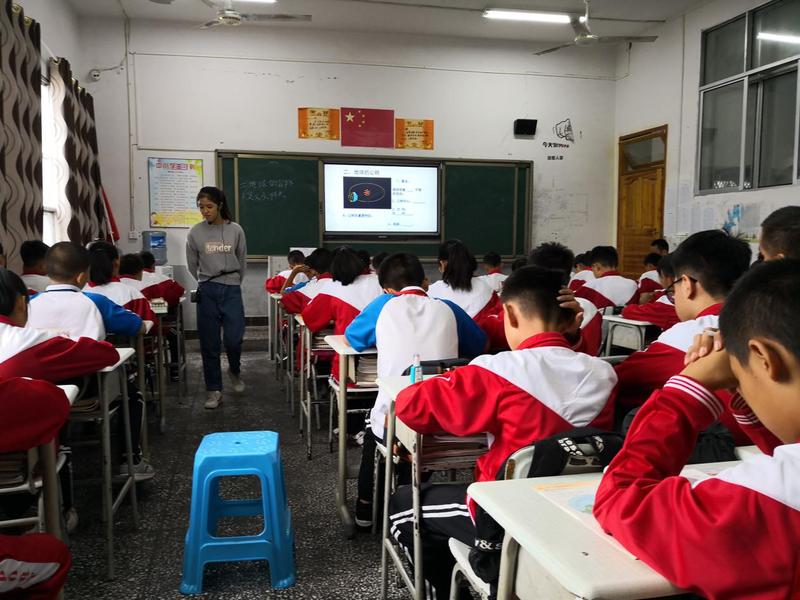 2 听取金年会官网实习生地理课.jpg